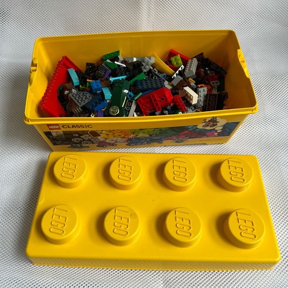 1 kilo of Assorted Lego Pieces in Bright Yellow Lego Box - Picture 7 of 7